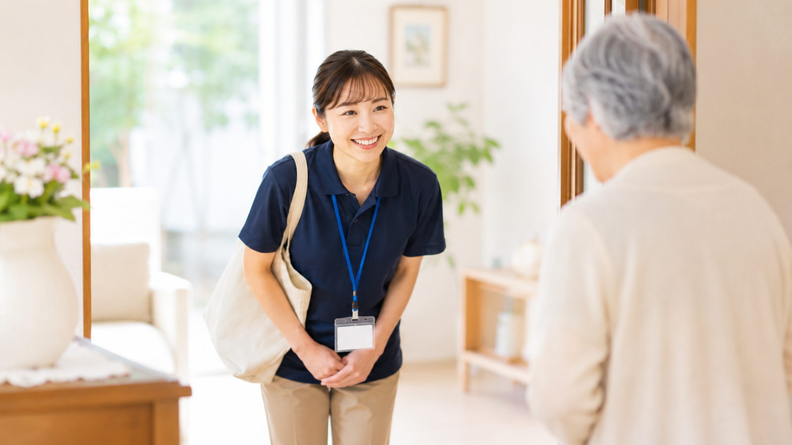 ご利用者様へ丁寧に挨拶する介護スタッフ